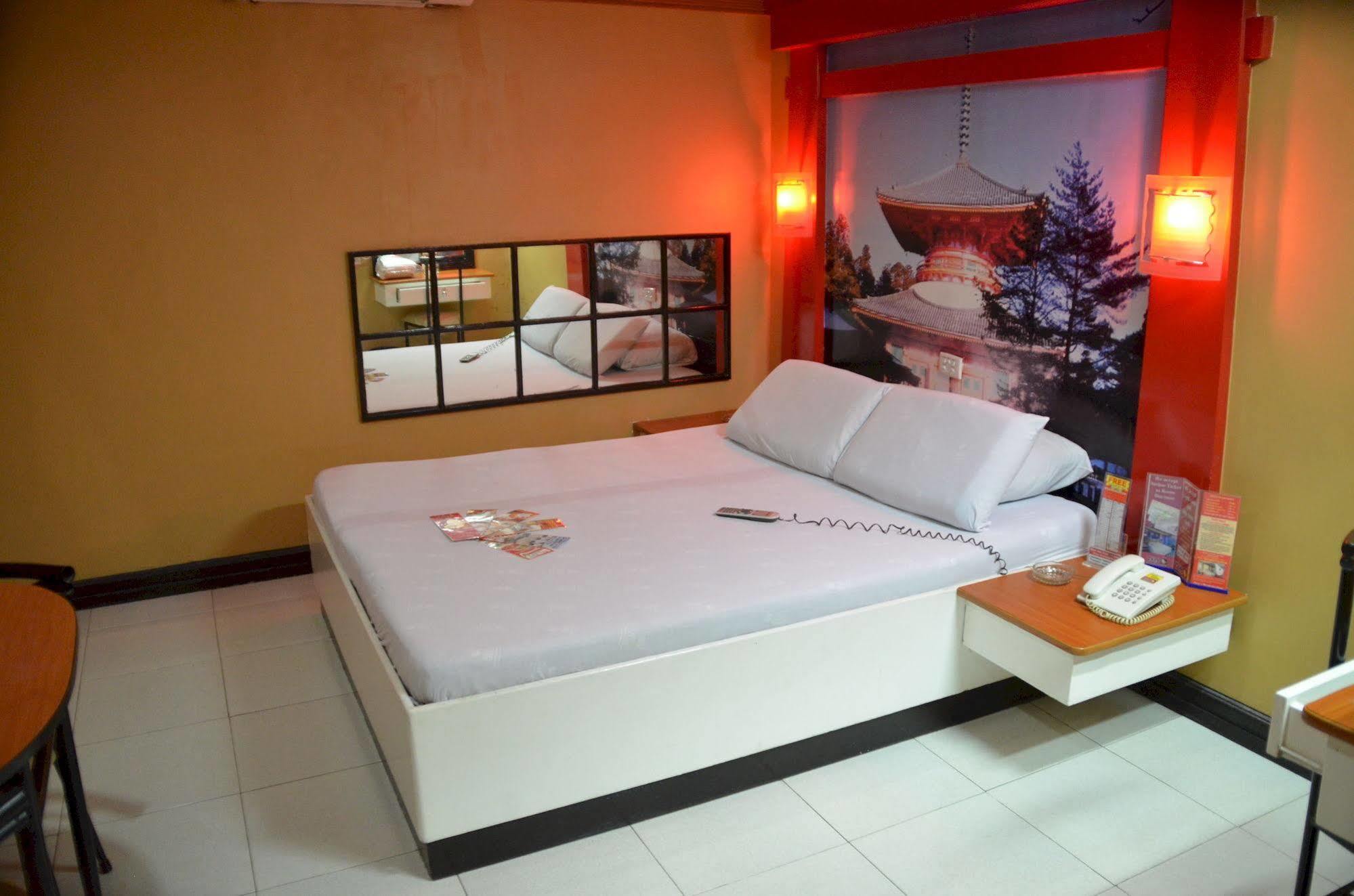 Hotel Sogo Edsa Caloocan Kültér fotó