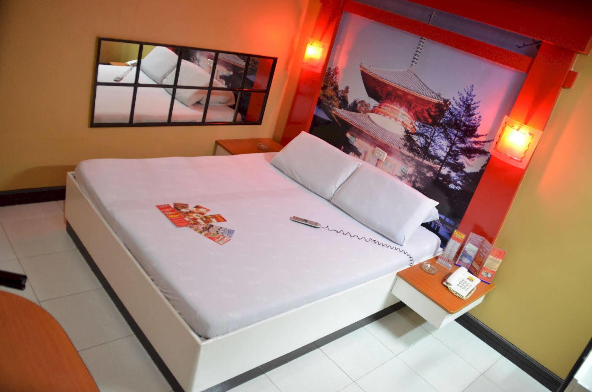 Hotel Sogo Edsa Caloocan Kültér fotó